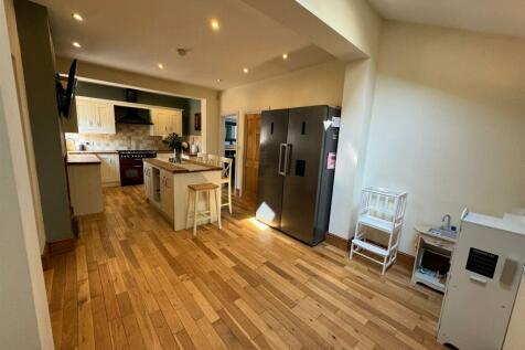 SNUG TO KITCHEN.jpg
