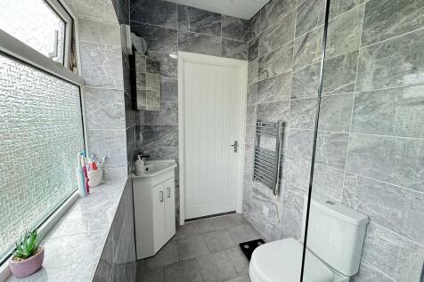 FAMILY SHOWER ROOM