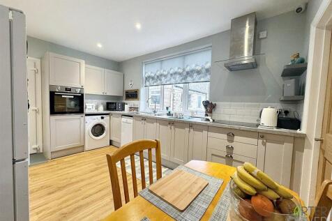 BREAKFAST KITCHEN (REAR)