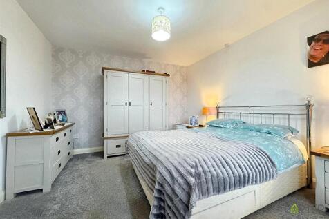 BEDROOM 1B