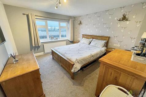 BEDROOM 1 (FRONT)