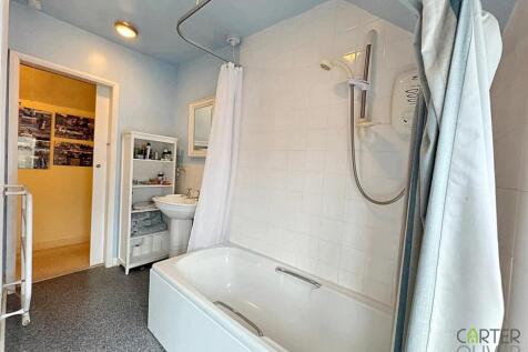 Bathroom (1st Floor)