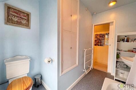 Bathroom (1st Floor)