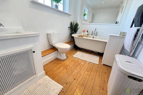 BATHROOM (FRONT)