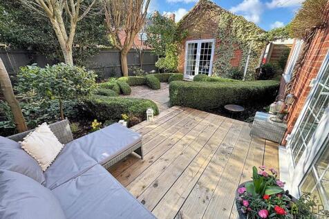 REAR GARDEN / SIDE GARDEN