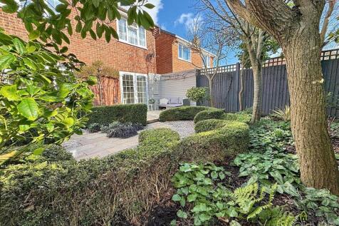 REAR GARDEN / SIDE GARDEN
