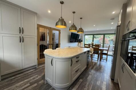 OPEN PLAN FAMILY KITCHEN
