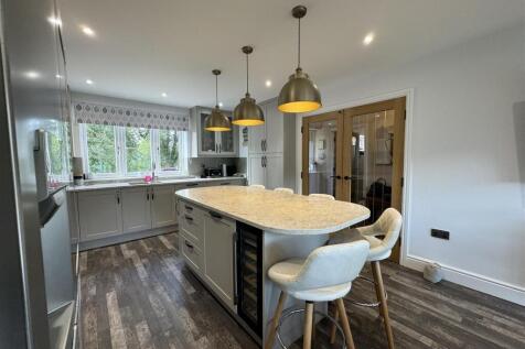 OPEN PLAN FAMILY KITCHEN