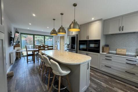 FAMILY KITCHEN/DINING ROOM