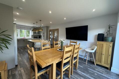 OPEN PLAN FAMILY KITCHEN/DINING SPACE