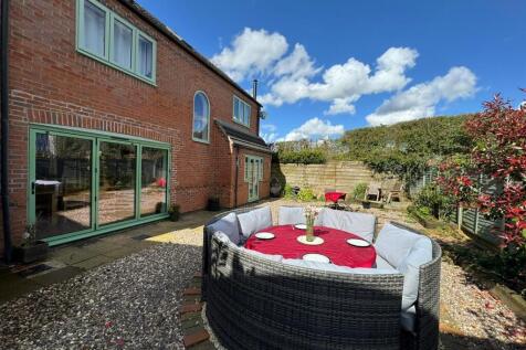 REAR GARDEN B.jpg