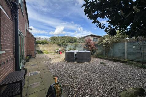 VIEW TO SIDE OF GARDEN