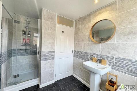 Bathroom (rear)