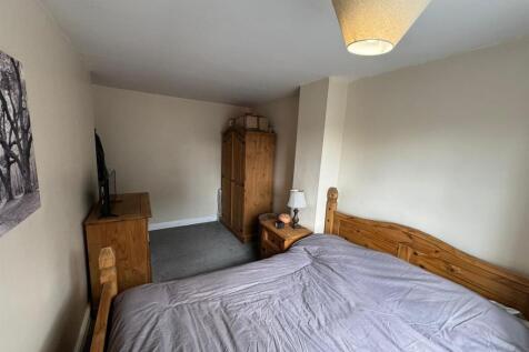 BEDROOM 1 (FRONT)