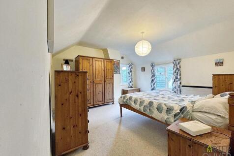 Bedroom 1 (1st Floor)