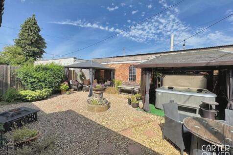 REAR ENTERTAINING SPACE