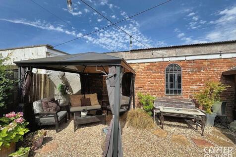 REAR ENTERTAINING AREA