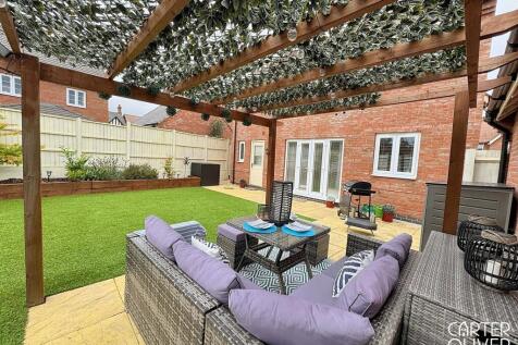 REAR ENTERTAINING AREA