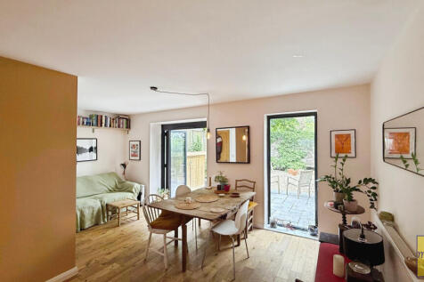 Lounge/ Dining area