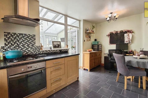 Kitchen/ Dining area