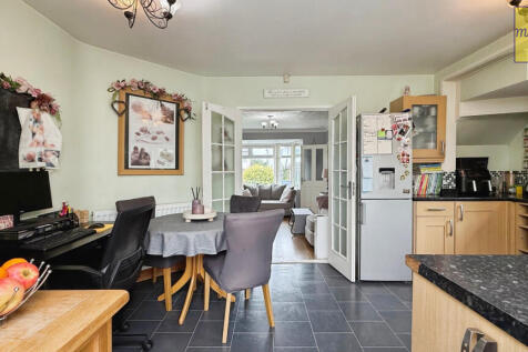 Kitchen/ Dining area