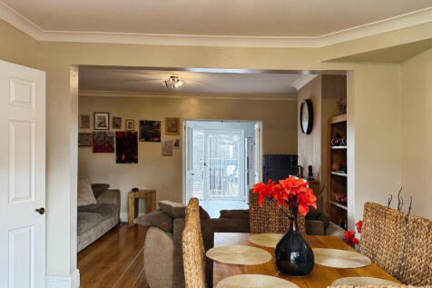 Dining area/ lounge