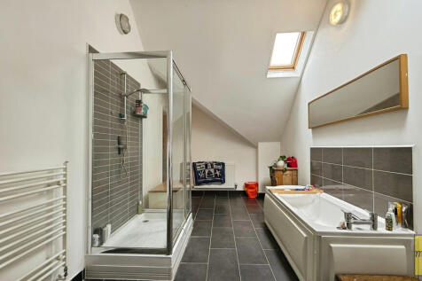 En-suite bathroom