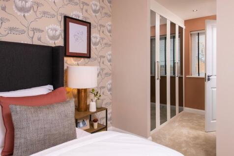 Main bedroom with en-suite bathroom and mirrored wardrobes