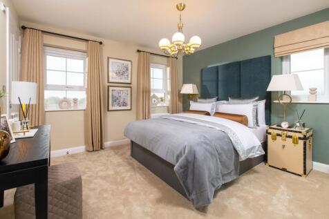 Spacious main bedroom in Radleigh