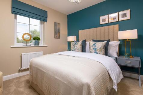 Spacious double bedroom in Radleigh home