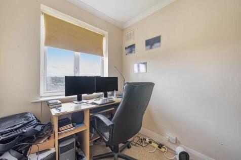 Bedroom/ Study
