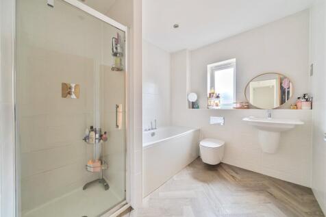 Ensuite 2 / Bathroom