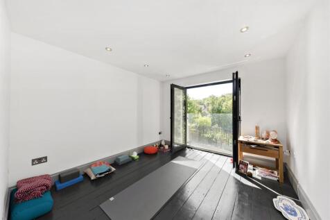 Aston Gray 48 Lyndhurst Grove (18).jpg