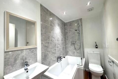Almond Close bathroom.jpg