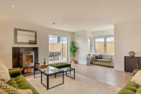 Show Home Sitting R