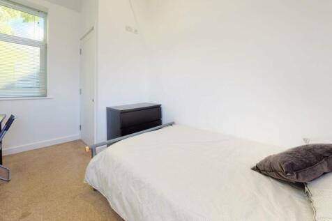 20a-Meadow-Lane-Bedr