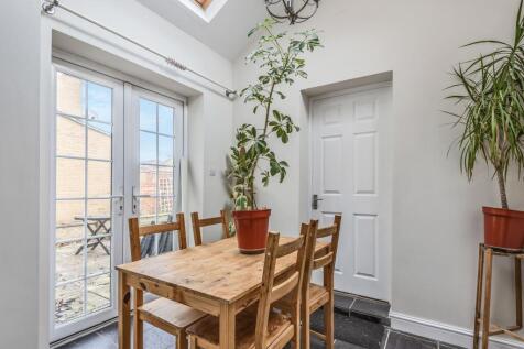 Breakfast/Dining area