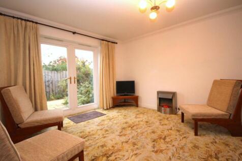 Living Room/Dining Area