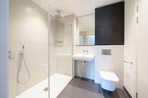 Experience luxury in this sleek bathroom, designed for comfort and style.