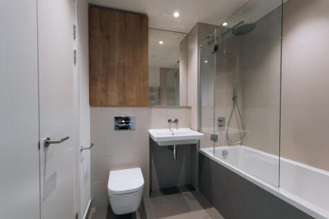 Experience luxury with this elegant bathroom, featuring a chic design and sophisticated finishes.