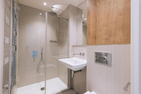 Step into luxury with this beautifully designed modern bathroom.