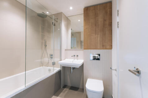 Experience luxury in a contemporary setting with this beautifully designed bathroom.