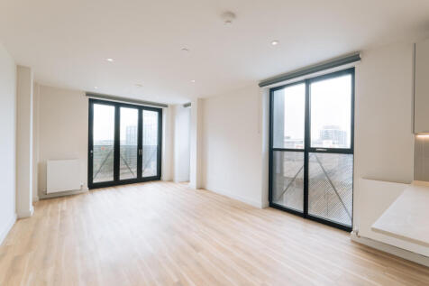 Experience the elegance of city living with this airy and light-filled apartment.