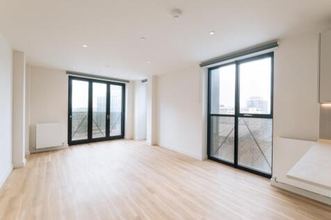 Experience the elegance of city living with this airy and light-filled apartment.