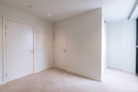 Experience the charm of this minimalist space, designed with modern finishes.