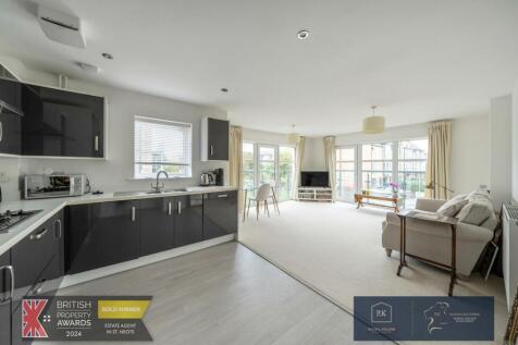 Kitchen &amp; Lounge.