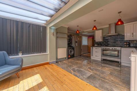 Kitchen/Sun Room