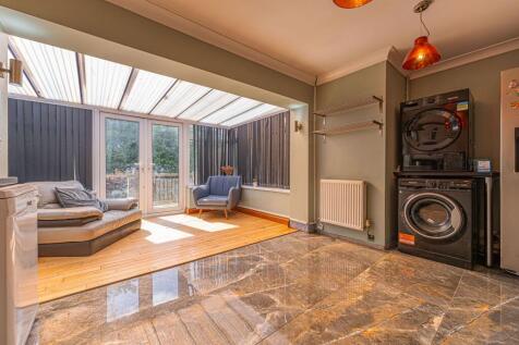 Kitchen/Sun Room