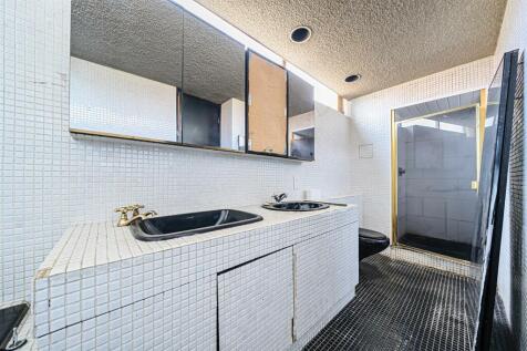 Bathroom 1.jpg