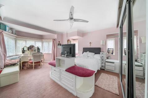 Bedroom 1.jpg